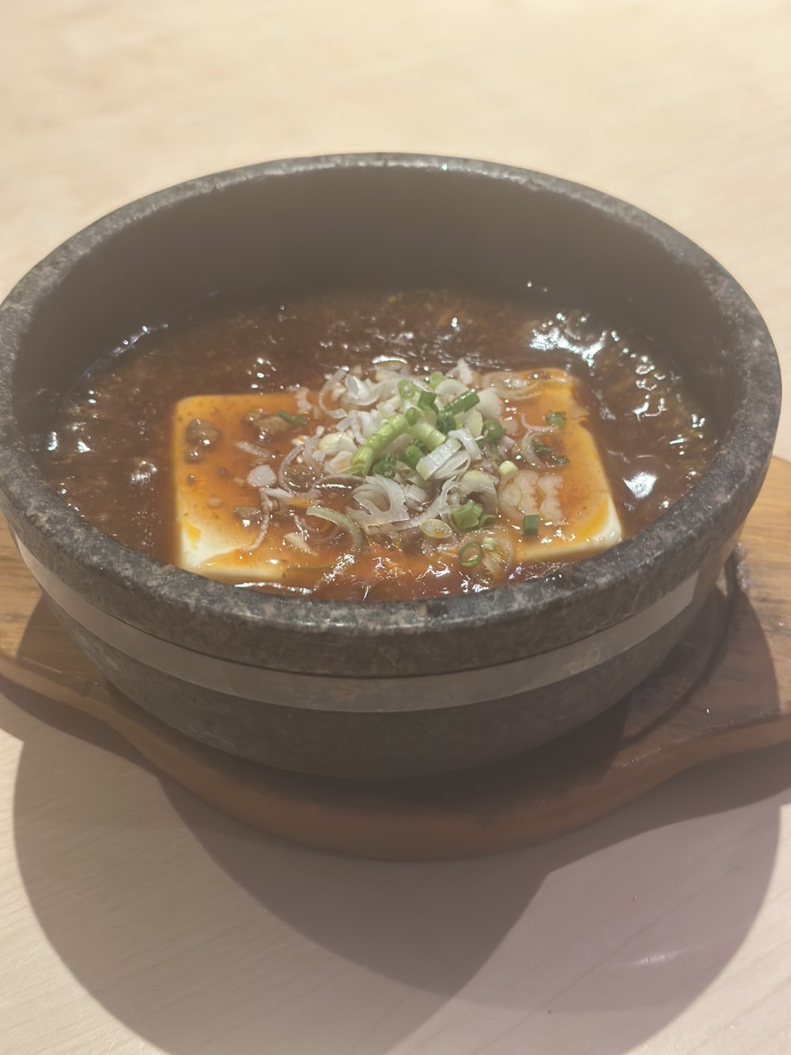 石鍋に入って湯気を上げるスカイスパYOKOHAMAの麻婆豆腐