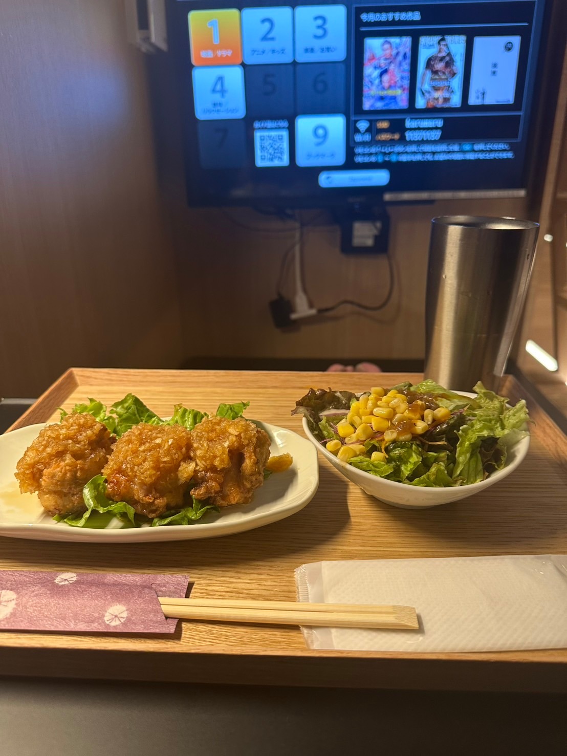 かるまるで注文した甲州信玄鶏の唐揚げ3個のおろしポン酢とセットサラダ