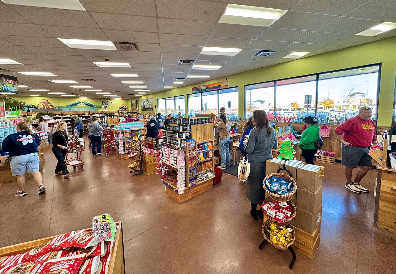 アメリカのTrader Joe's店内と現地の買い物客