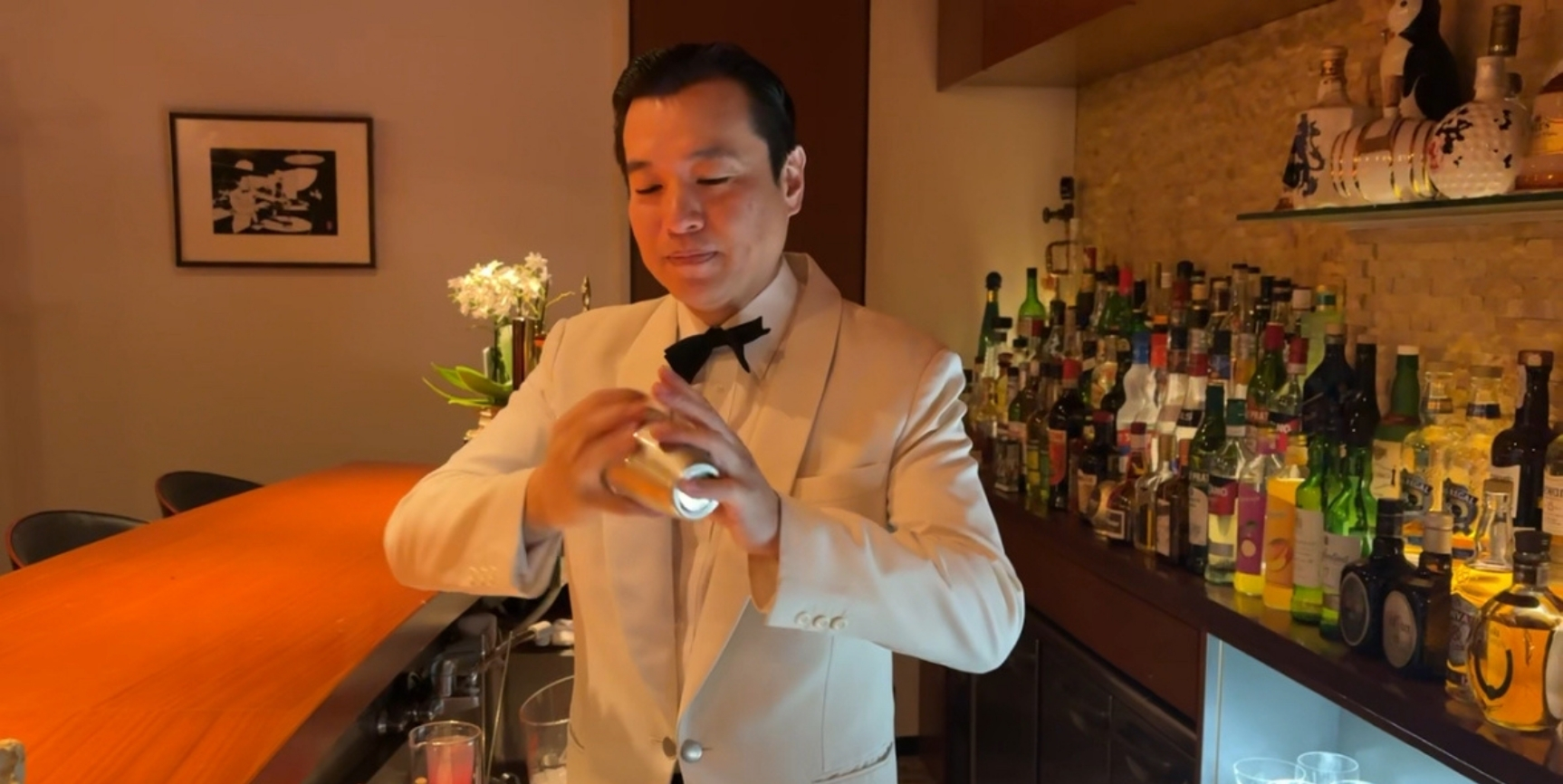 バーテンダーがカクテルを作る様子とバーの雰囲気