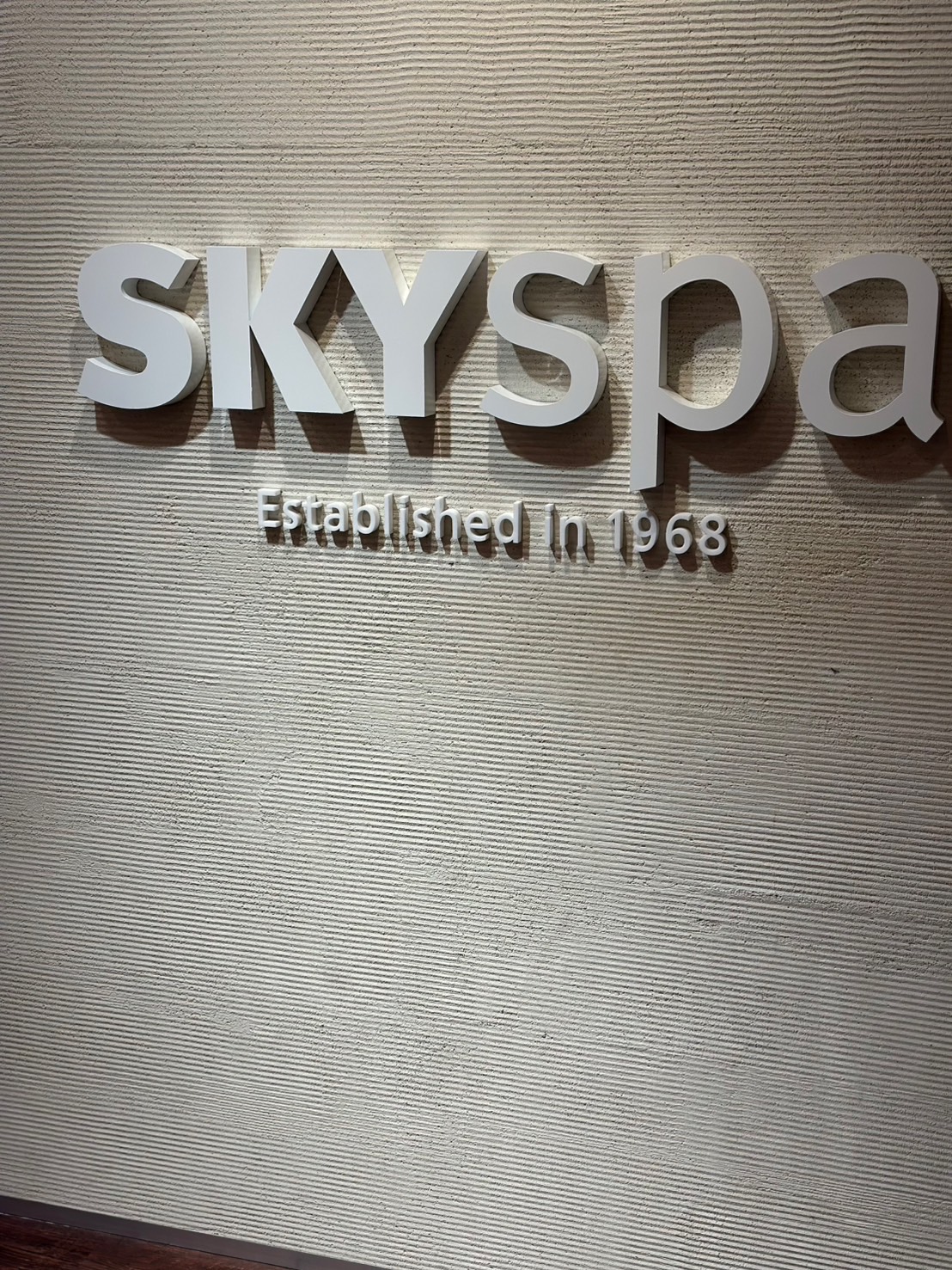 壁に設置されたSKYspaとEstablished in 1968の文字
