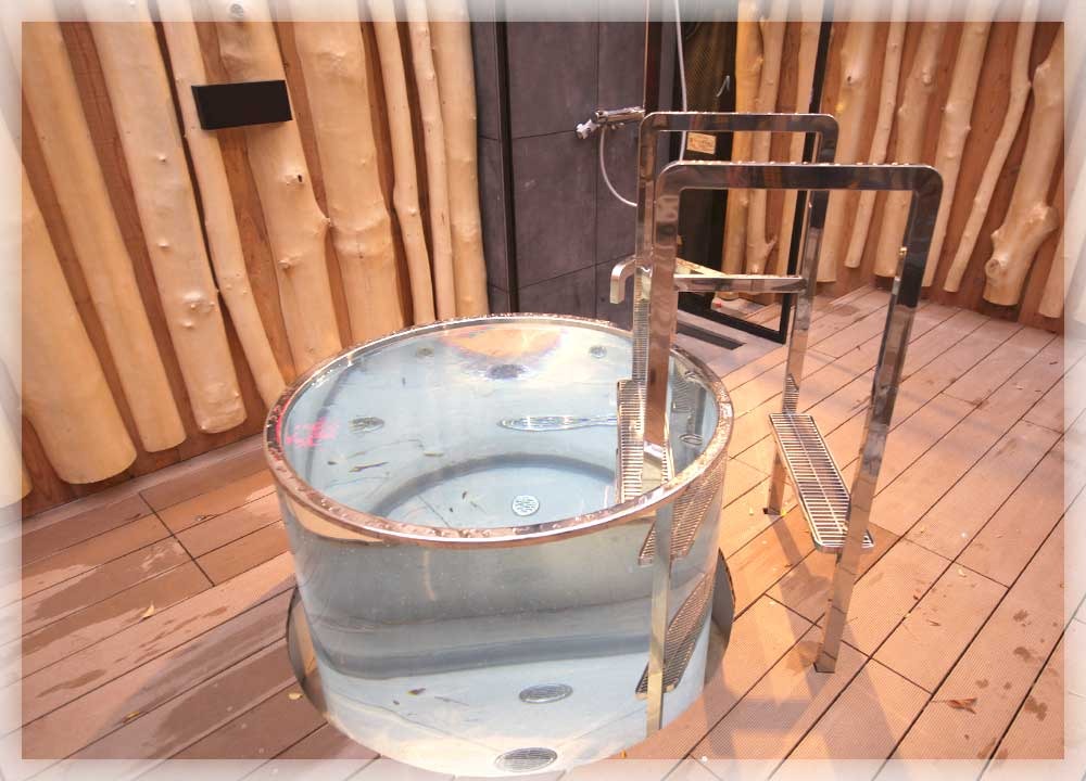 透明な円筒形の浴槽が特徴のかるまる池袋の水風呂アクリルアヴァント