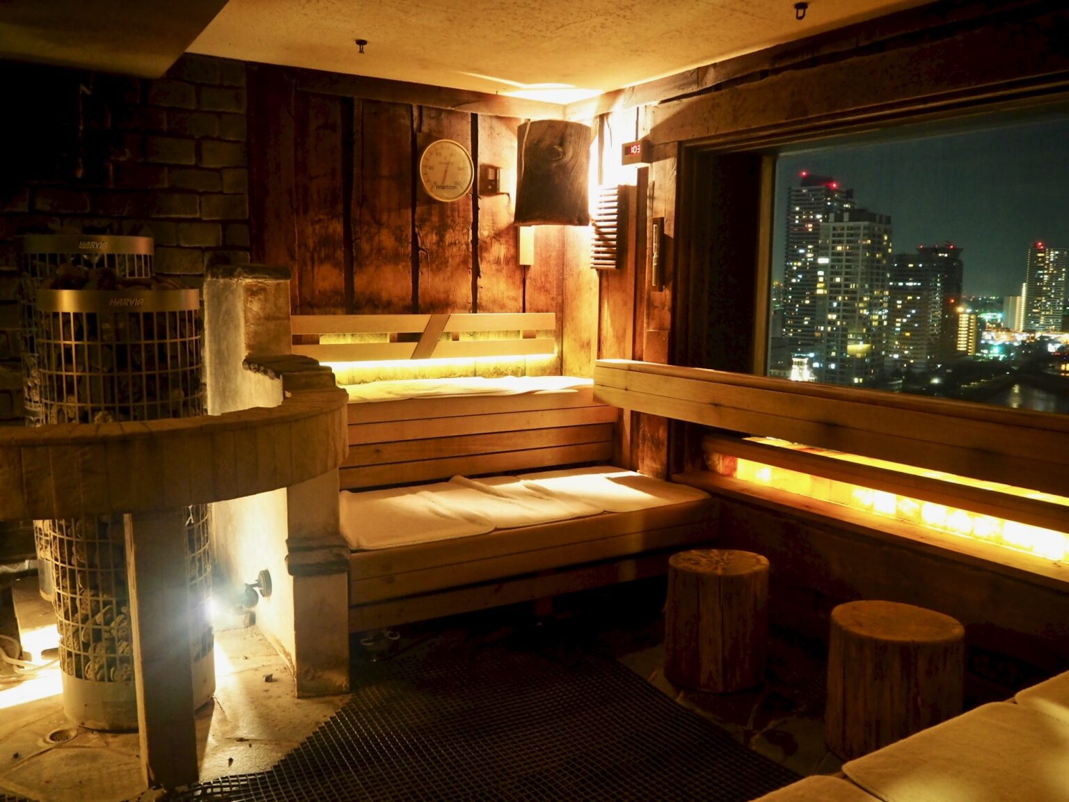 大きな窓から横浜の夜景を眺められるスカイスパYOKOHAMAのメインサウナ
