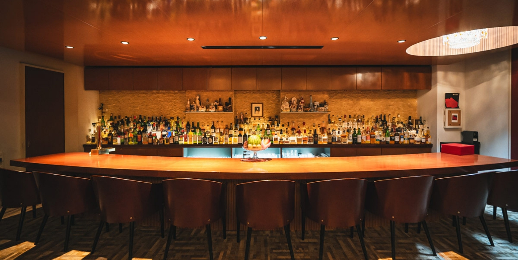 銀座のバー Bar 三石のカウンターと落ち着いた店内の様子